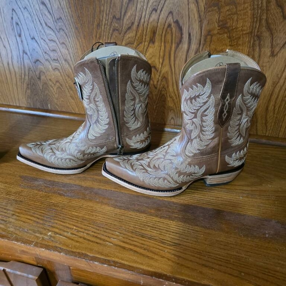 Ariat,Western Embroidered Boot. Size 7B Medium - Picture 5 of 5
